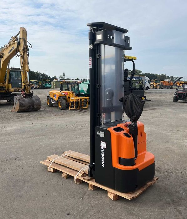 Електроштабелер 1,6 т DOOSAN BSL16N електричний