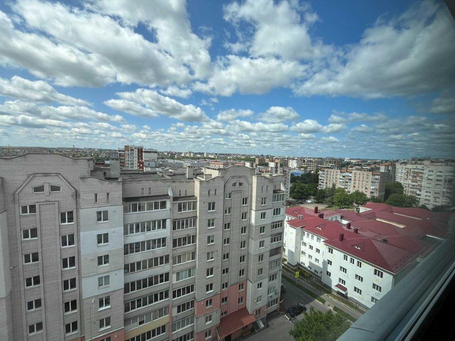 Трикімнатна в новому обжитому будинку Виставка