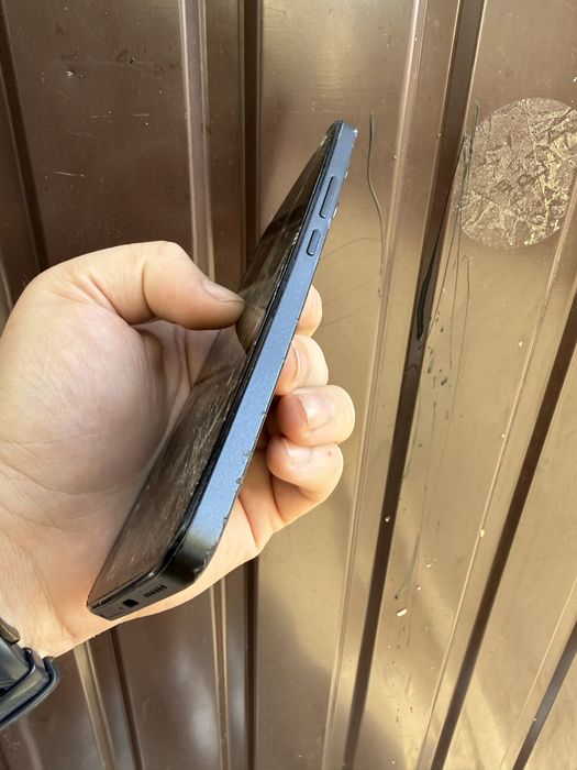 На деталі Xiaomi Redmi Note 14 4G 24117rn76e