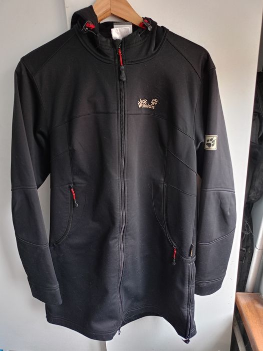 Czarna, długa kurtka softshellowa marki Jack Wolfskin,