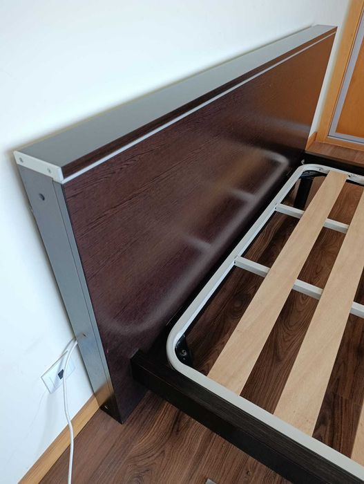 Conjunto de cama com mesas de cabeceira