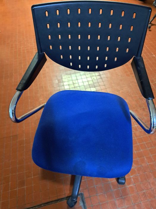 Secretária em mogno maciça, tampo protegido por vidro, oferta cadeira