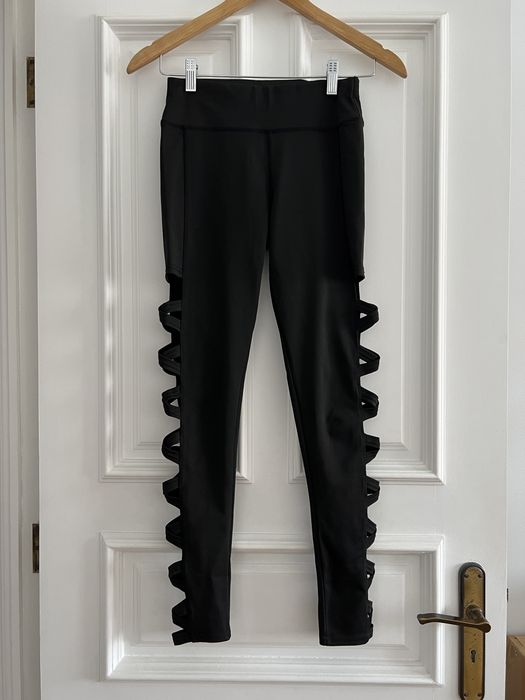 Leggings pretas com tiras cruzadas