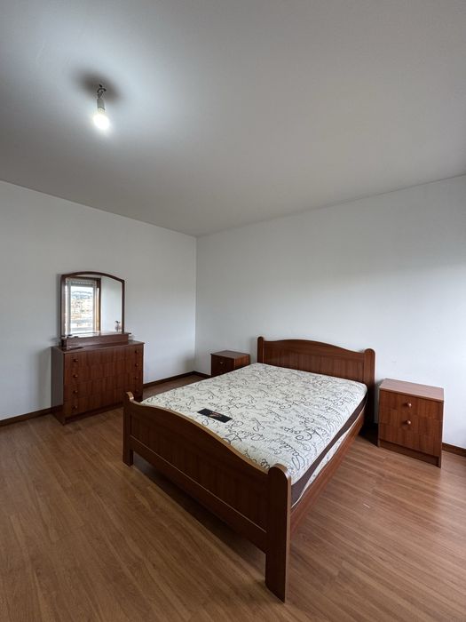 Conjunto de quarto casal em madeira – VENDA URGENTE