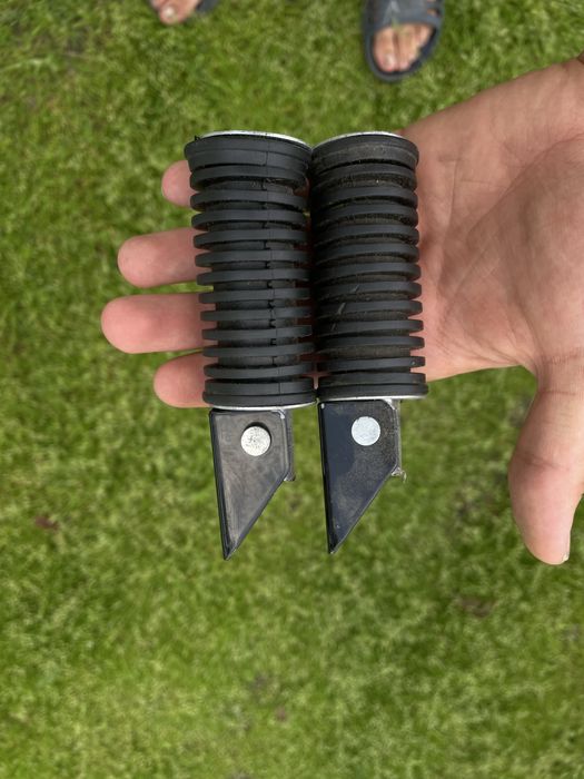 Ніжки пасажира на мотоцикл