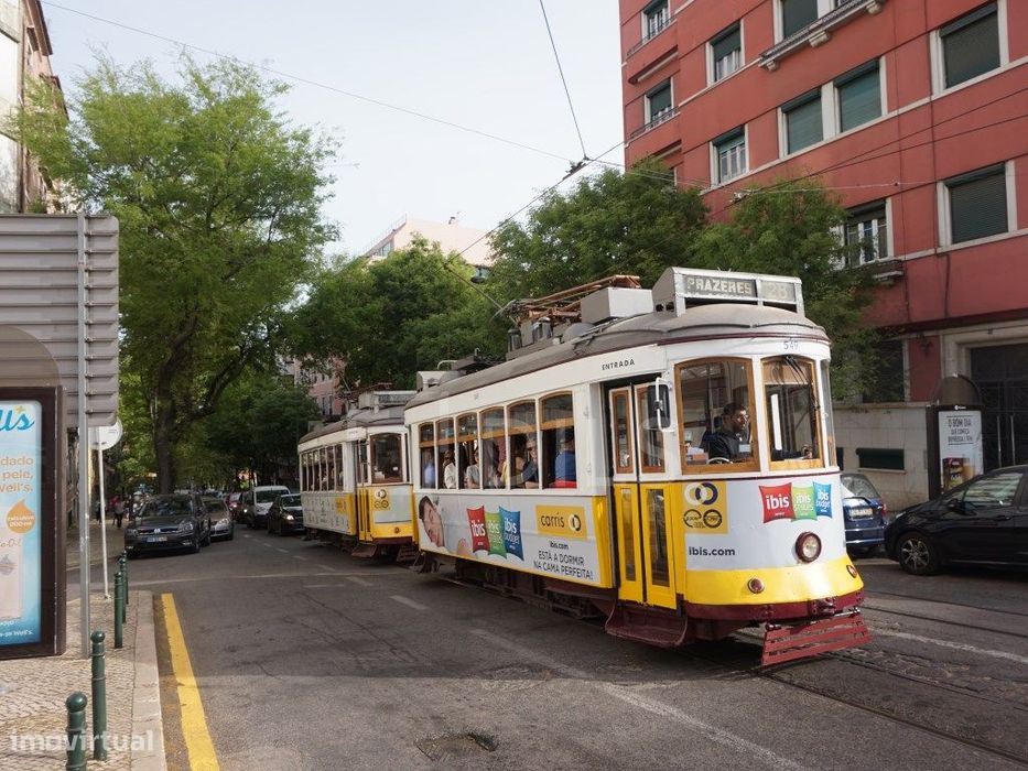 Apartamento T1 com estacionamento em condomínio com piscina e jardim
