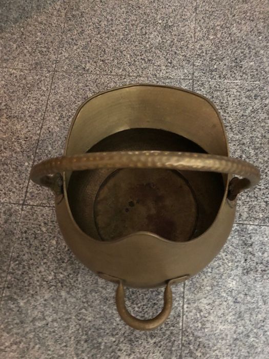 Pote em latão para lenha