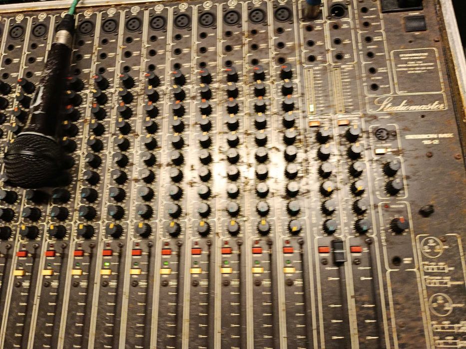Mesa Mistura Analógica Studiomaster Session Mix 16/2
