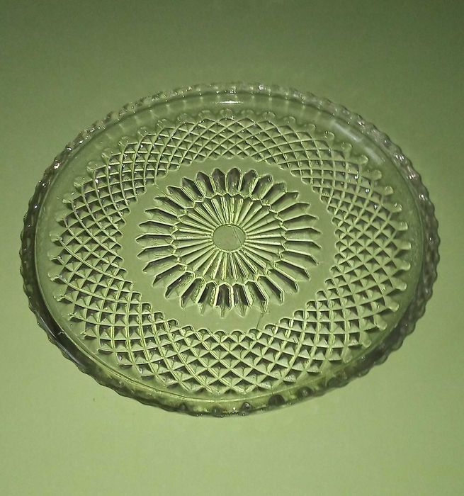 Гарне скляне блюдо для тортів, десертів та фруктів