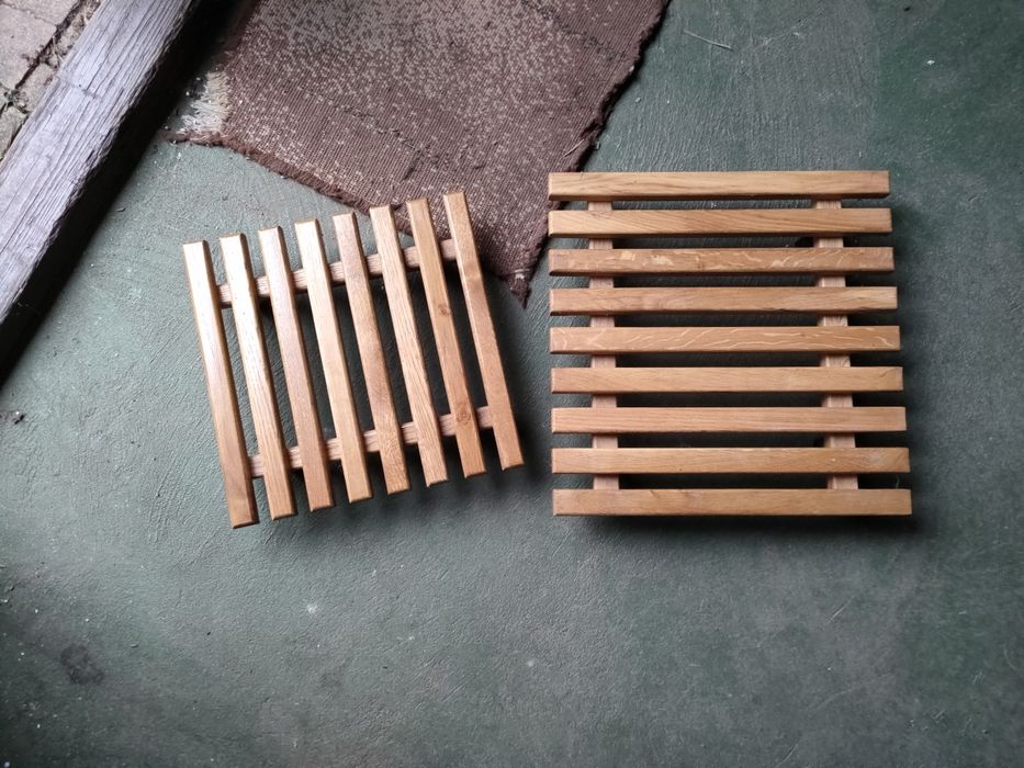 Podstawka pod  kwiaty na kółkach dębowe.