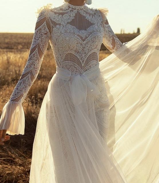 Весільна сукня.