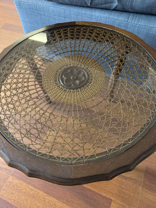 Mesinha de canto redonda. Trabalhada, com palhinha e vidro. 60 euros