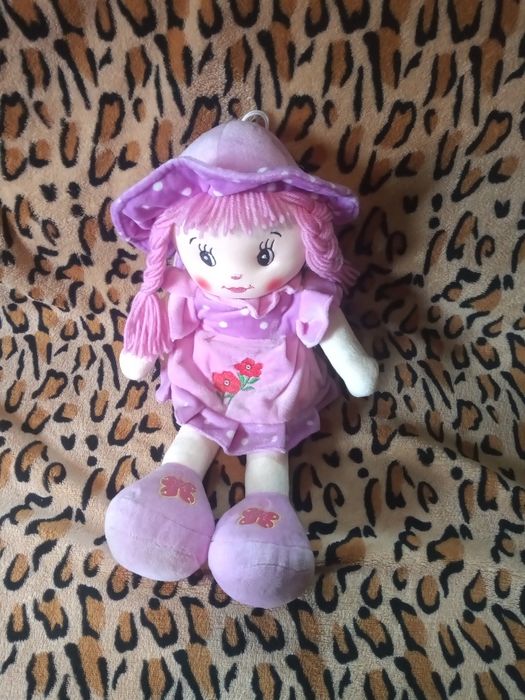 Lalka ładna prawie nowa.