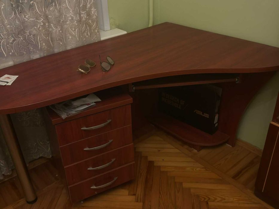 Компьютерный стол с тумбой