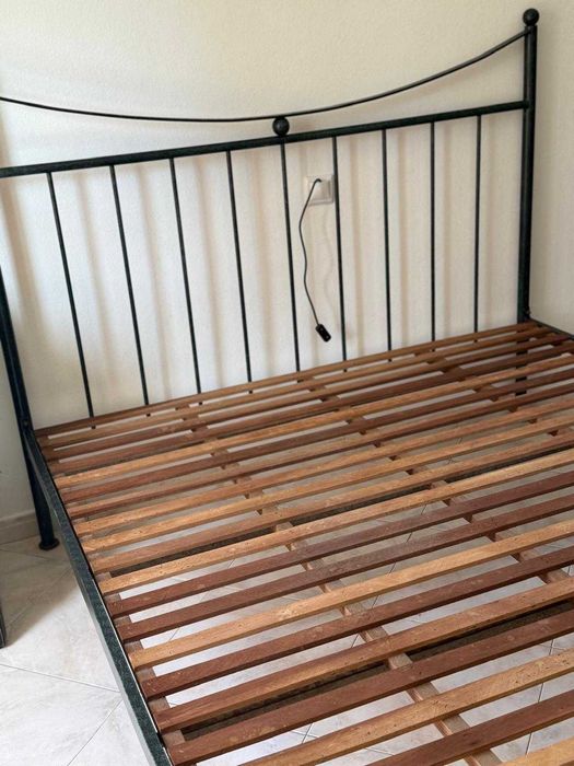 Cama e mesas de cabeceira