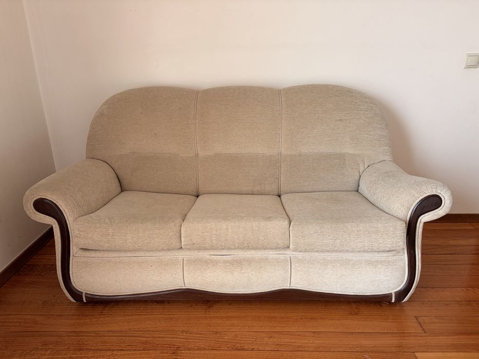 Sofá de 3 Lugares Clássico – Muito Confortável – Tecido Bege