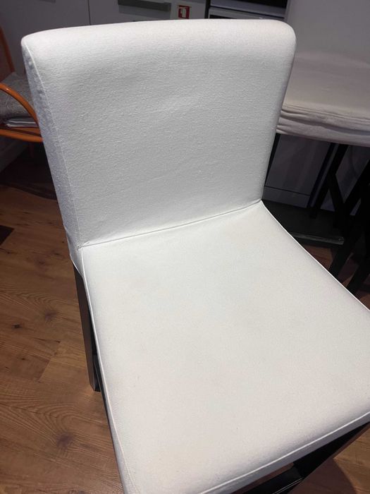 Conjunto Mesa Alta + 4 Cadeiras IKEA + 8 Capas Brancas – Cascais