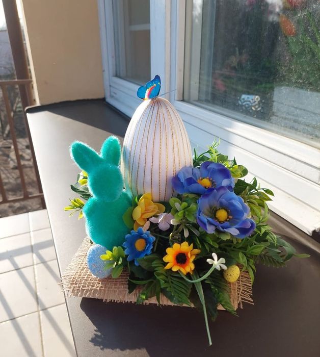 Wielkanocna dekoracja z jajkiem i zającem