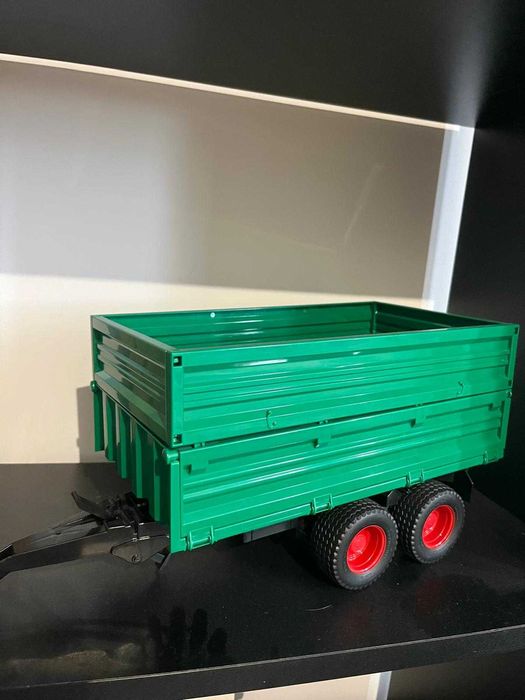 Traktor John Deere i przyczepa