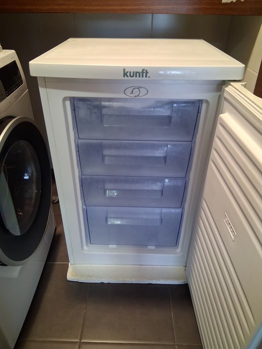 Arca congeladora vertical Kunft