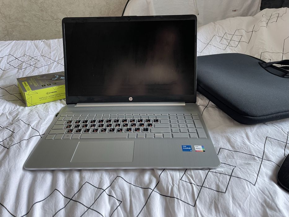 HP 15s i5-1235U / 12GB / SSD 256GB / Intel Iris Xe / Windows 11