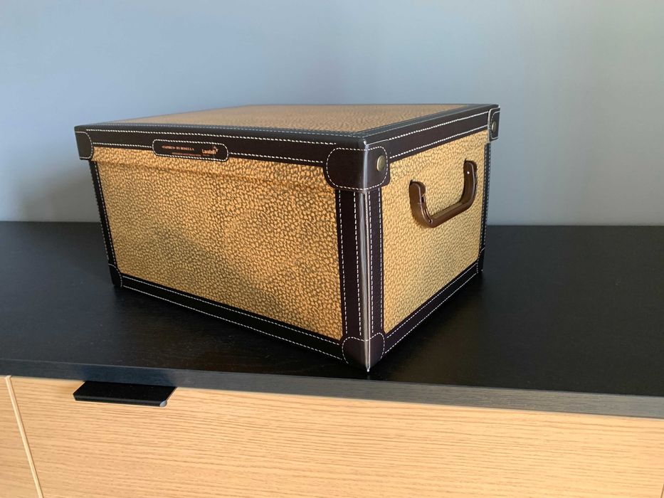 Caixa decorativa em cartão.