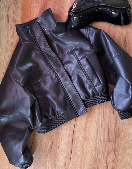 Кожаная женская  куртка бомбер