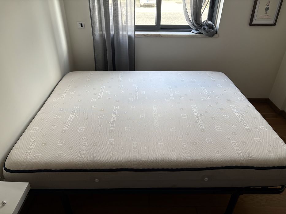 Colchão (1.60m x 2.00m) e cama
