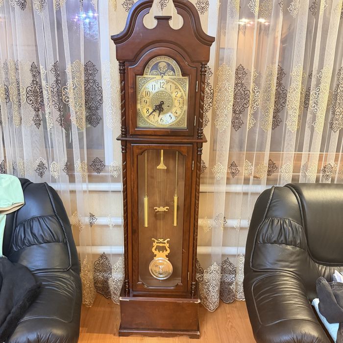 Продам напольние годиник в нормальному стані .