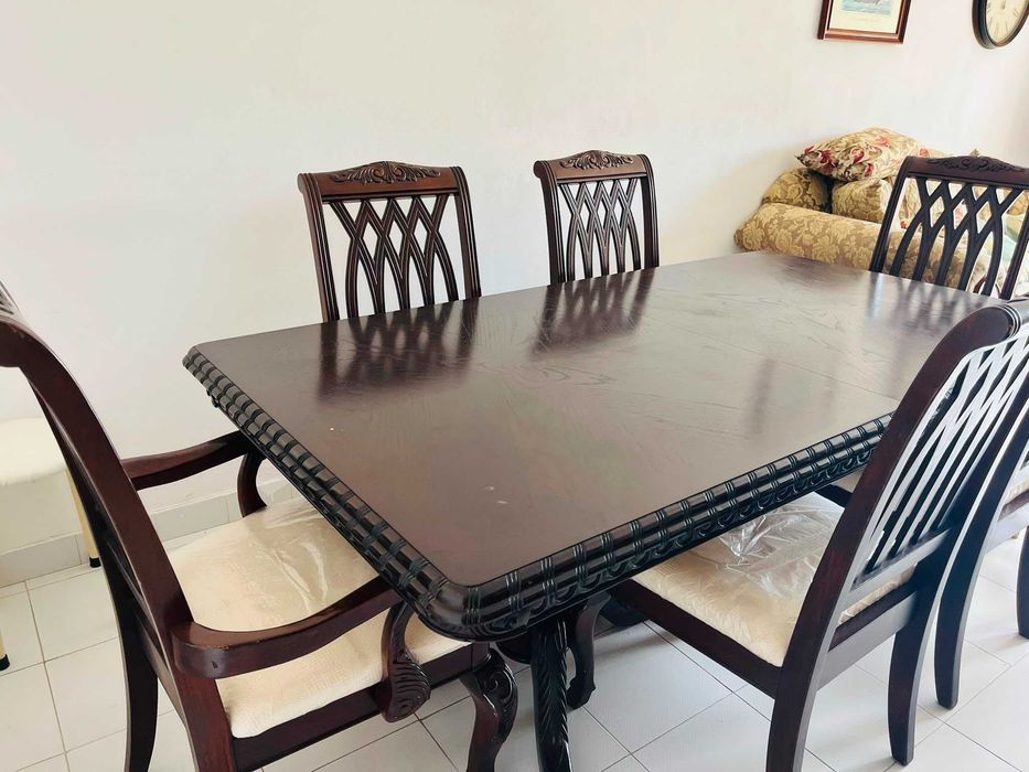 Vendo Mobília de Sala de Jantar Completa em madeira maciça (Antiga / Estilo Clássico)
