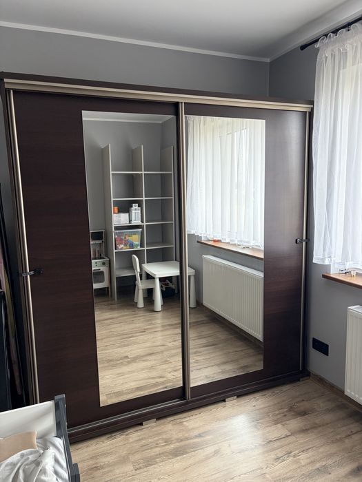 Szafa przesuwna z lustrem