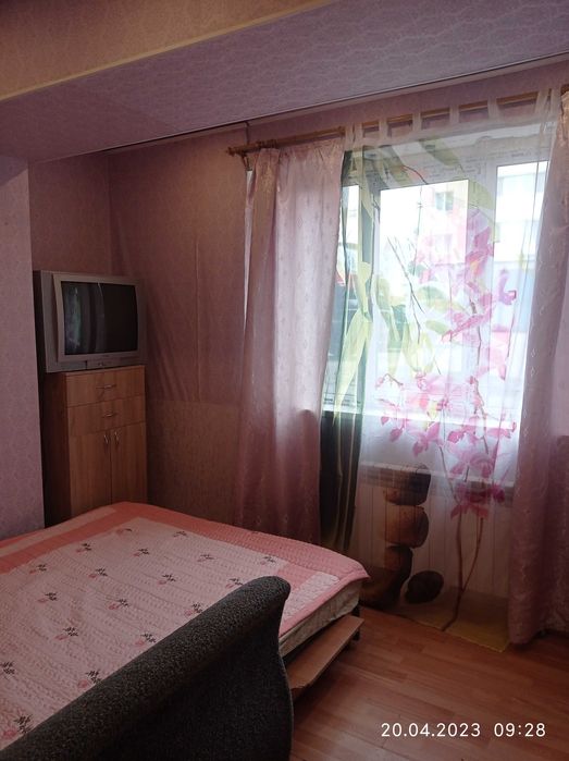 Подобово погодинно 2х кім квартир 6місць вода є постійно перший поверх