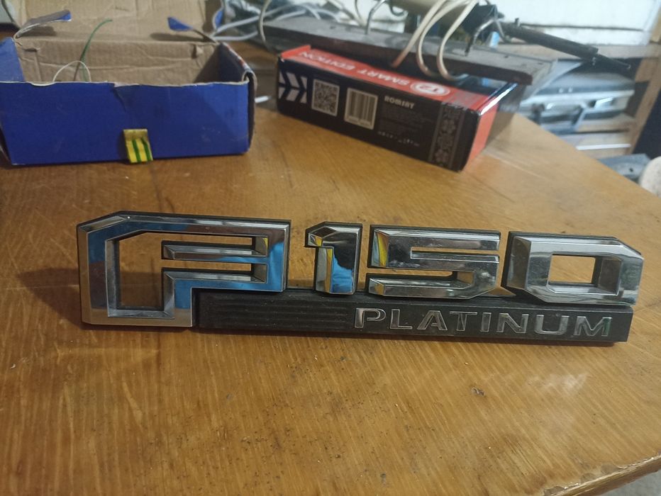 Емблєа на Форд ф150 на крило ліве