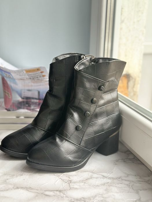 Черные ботинки на каблуке