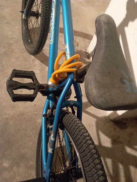 Bicicleta BMX  com peseiras tem algum desgaste nos punhos, pneus novos