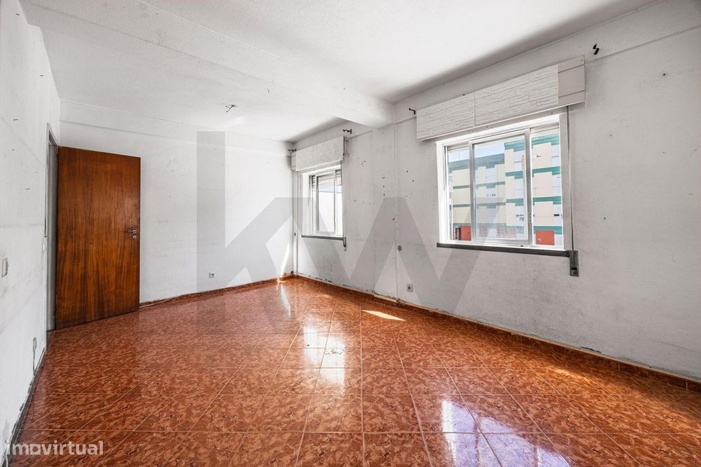 T2 Em Miratejo | Corroios | 1.º Andar | Potencial Para Remodelação Tot