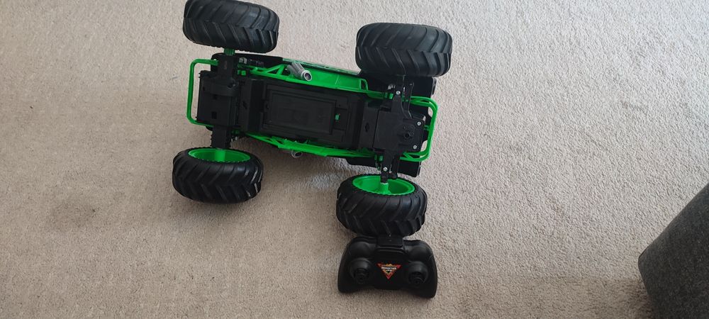 RC Monster jam Grave Fighter 1:15