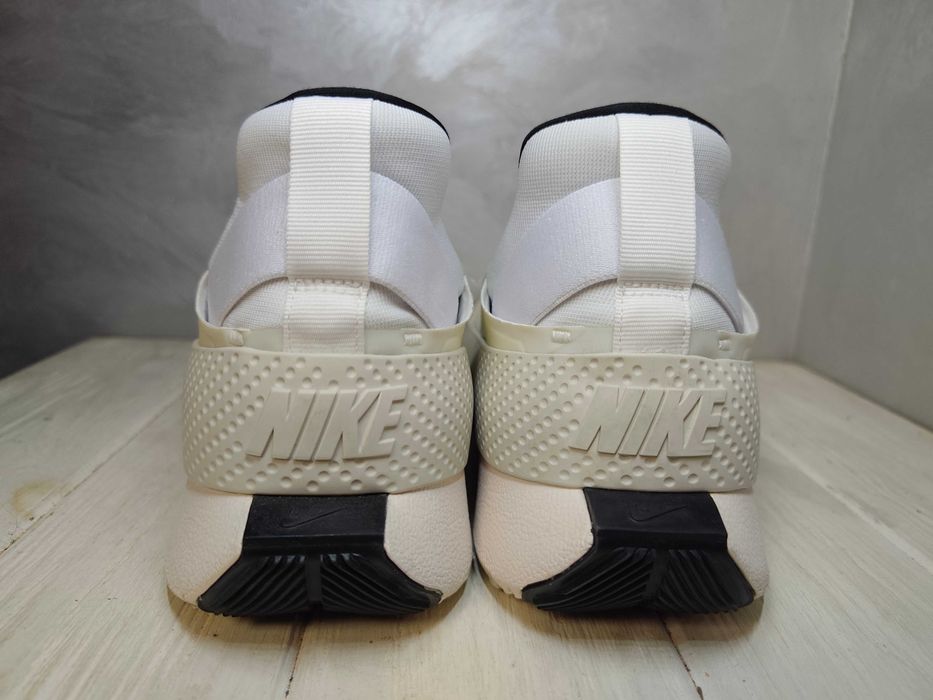 - Nike Go Flyease CW5883-101