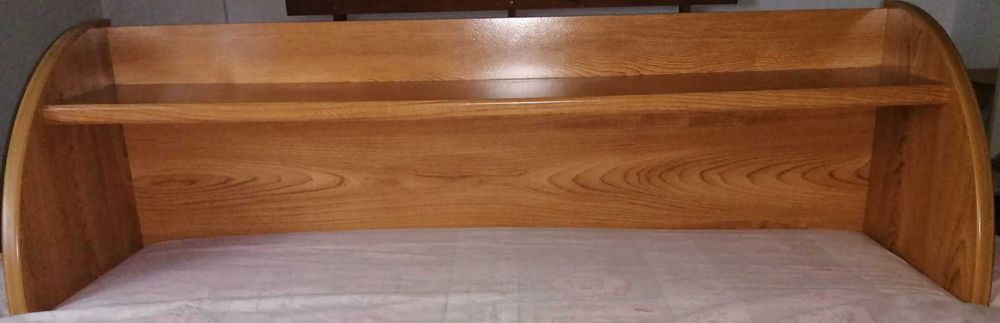 Secretária com gavetas e estante