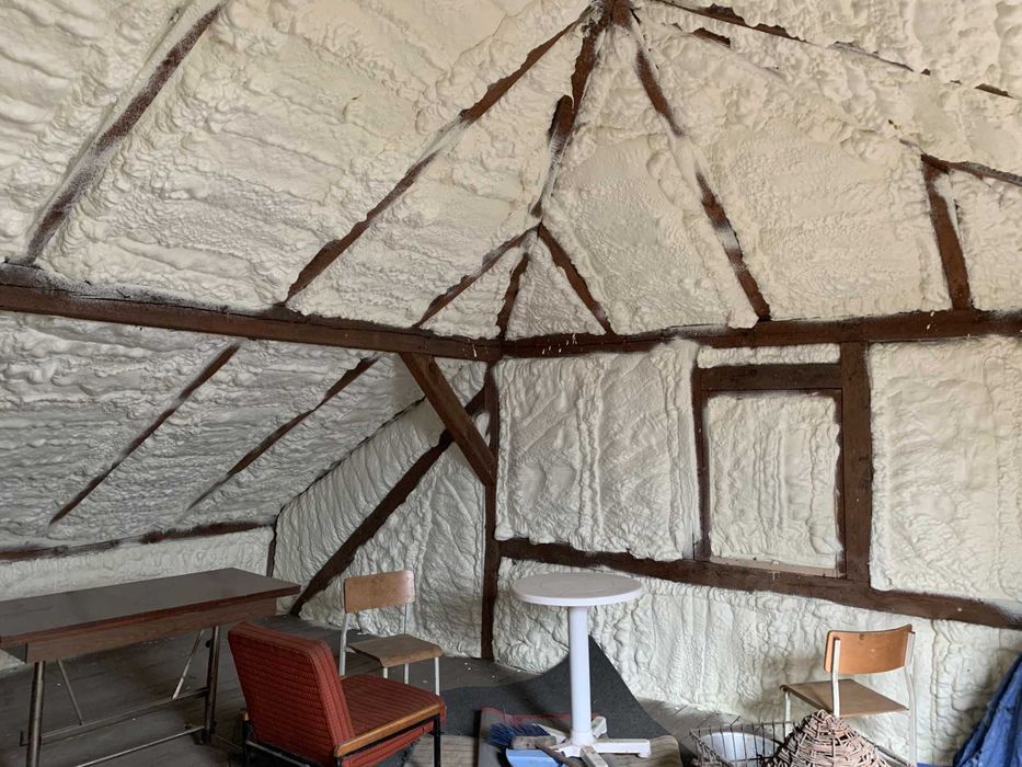 Izolacje dachów i poddaszy pianą PUR Icynene, wdmuchiwanie wełny i celulozy, ocieplenie poddasza, naprawy po kunach, izolacje obiektów przemysłowych