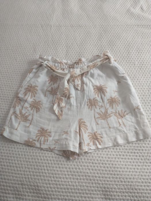Białe lniane spodenki. Rozmiar S. Wzór w palmy.