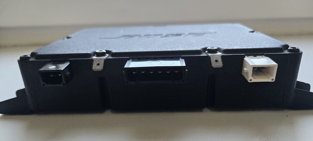 Wzmacniacz audio marki Bose.