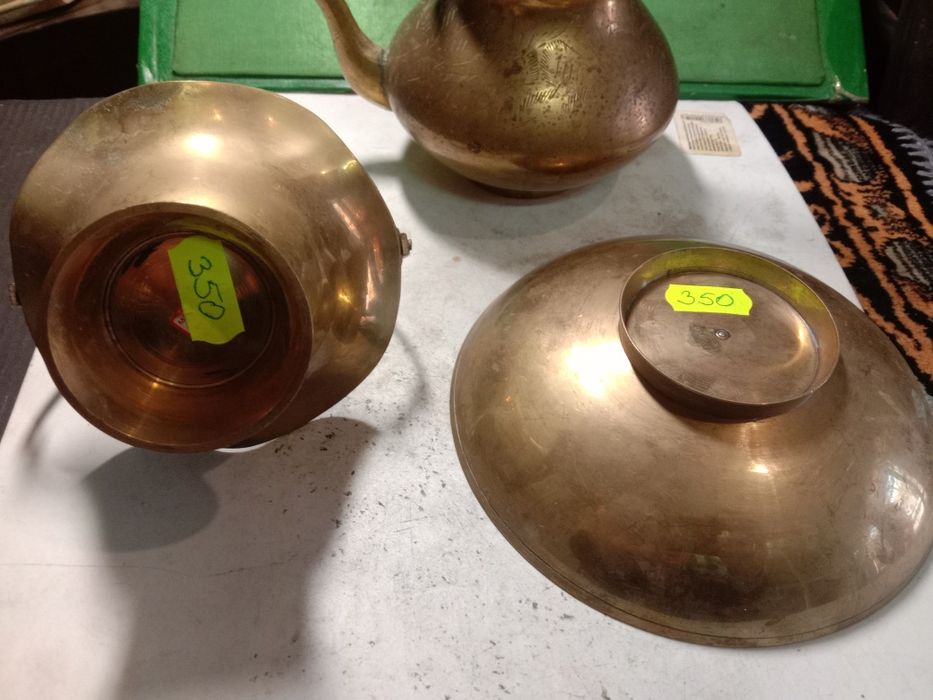 Вазы. Чайник. Молочник.