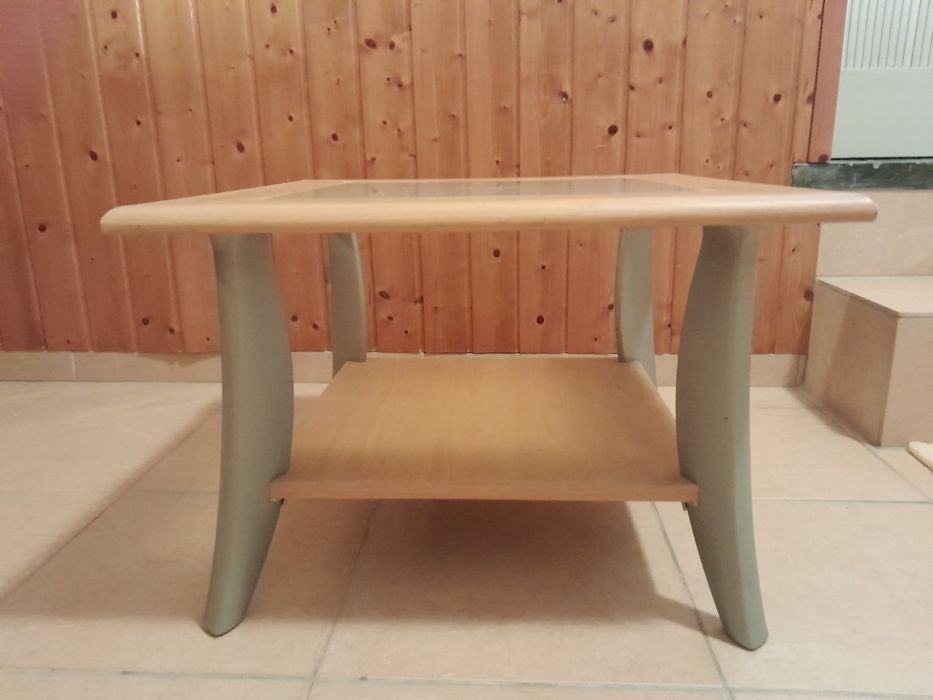 Mesa de centro castanha e cinzenta