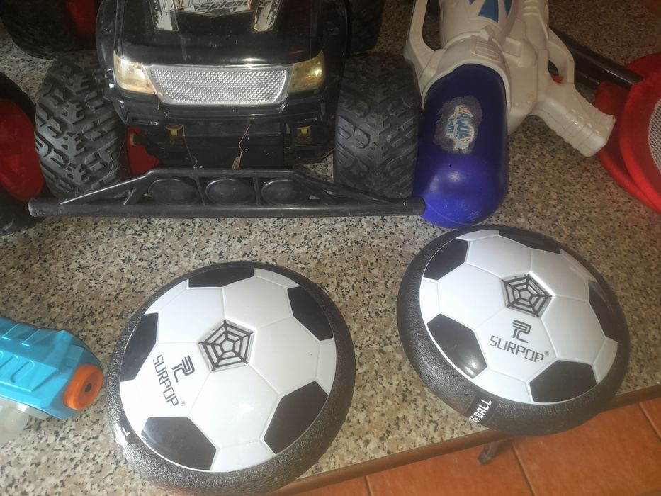Conjunto de Brinquedos Diversos de Criança
Criança 

- 2 Hover Balls
-