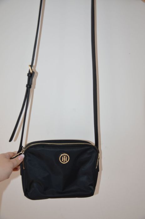 czarna torebka na ramię tommy hilfiger materiałowa