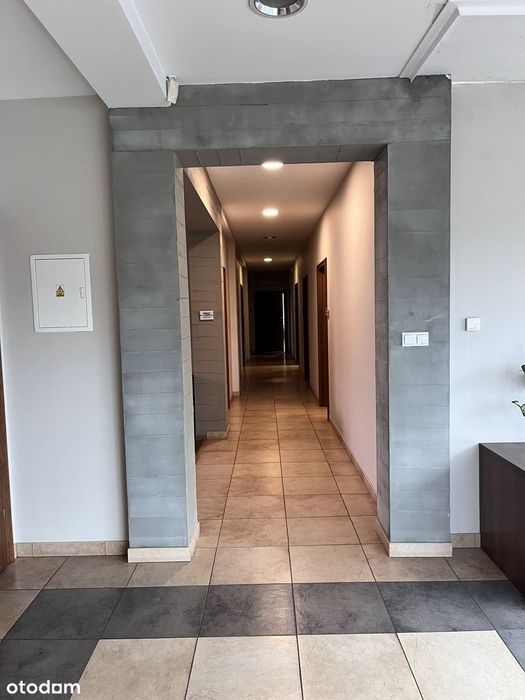 Budynek handlowo-usługowy 900 m2, duży parking, doskonała lokalizacja.