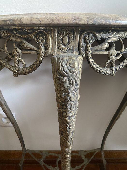 Mesa de Entrada / Hall com Tampo em Mármore e Pés em Latão