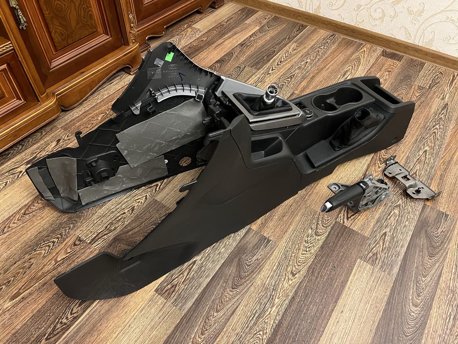 Ford Focus 3 центральна консоль, тонель, ручник, повный комплект