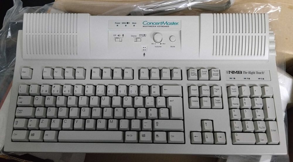 Teclado novo com colunas integradas - NMB Concert Master